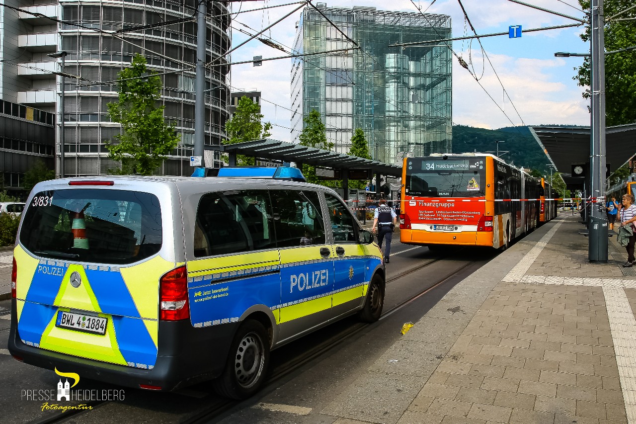 Station in Heidelberg: Zerschossener Rettungswagen aus Ukraine - SWR Aktuell
